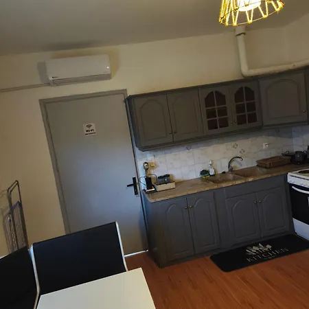 με όλες τις ανέσεις * Vétrina