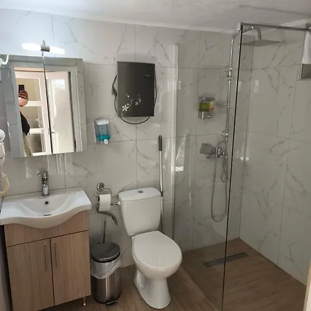 με όλες τις ανέσεις *